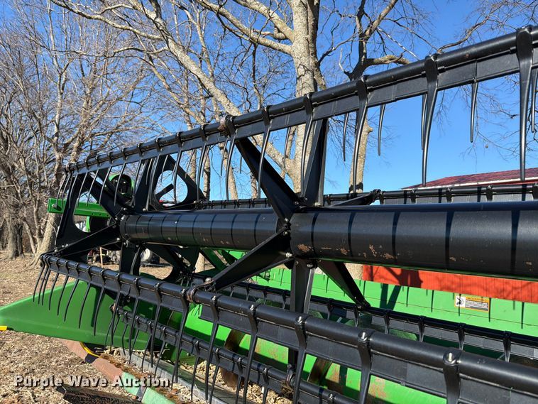 image for item YA1980 2003 John Deere 625F flex draper head