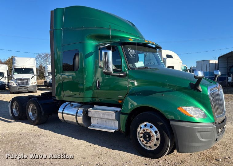 image for item DU0366 2020 International LT625 semi truck