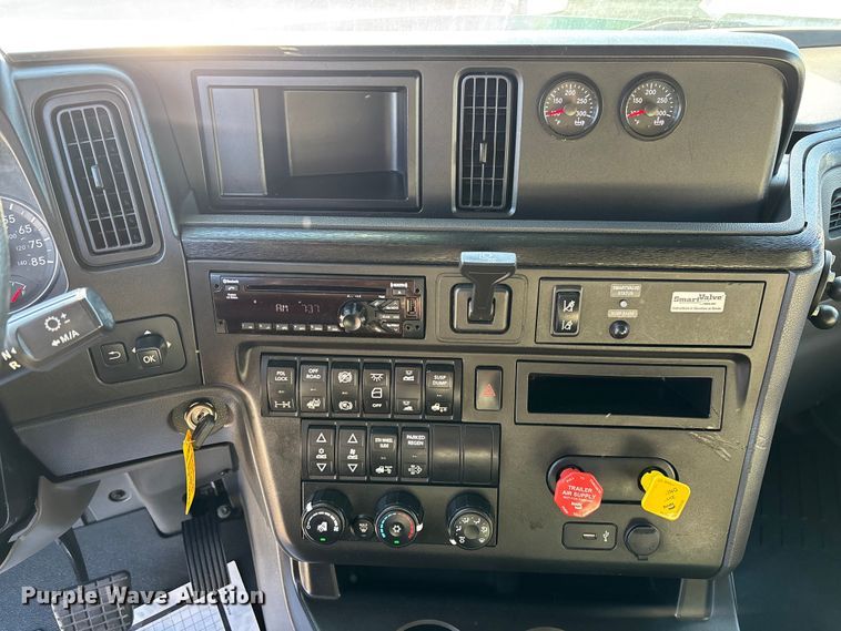 image for item DU0366 2020 International LT625 semi truck