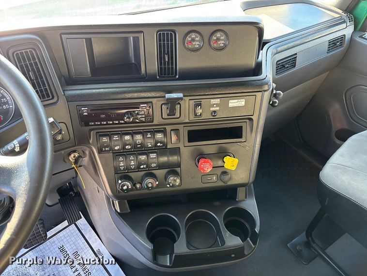 image for item DU0366 2020 International LT625 semi truck