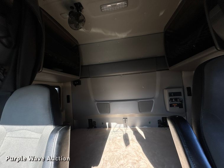 image for item DU0366 2020 International LT625 semi truck