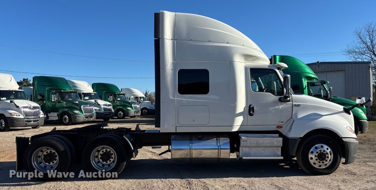 image for item DU0367 2020 International LT625 semi truck
