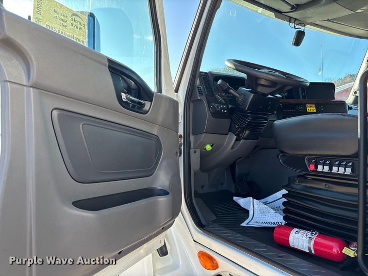 image for item DU0367 2020 International LT625 semi truck