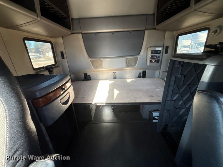 image for item DU0367 2020 International LT625 semi truck