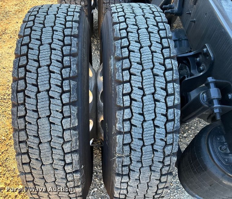 image for item DU0368 2020 International LT625 semi truck