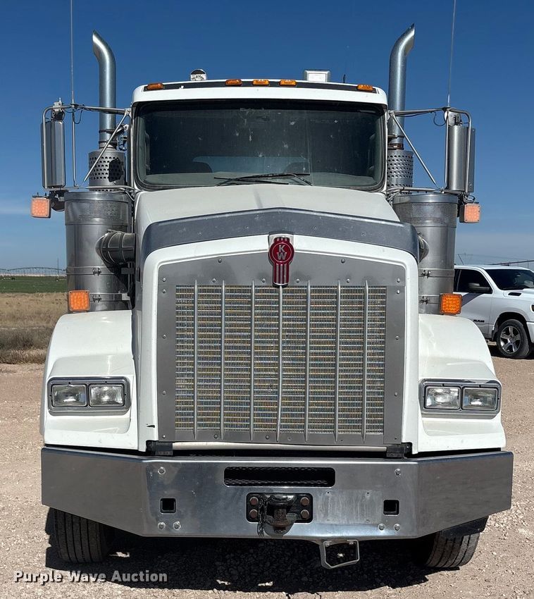 image for item DV6662 2017 Kenworth  glider kit semi truck