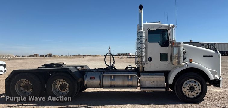 image for item DV6662 2017 Kenworth  glider kit semi truck