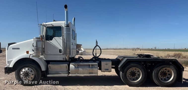 image for item DV6662 2017 Kenworth  glider kit semi truck