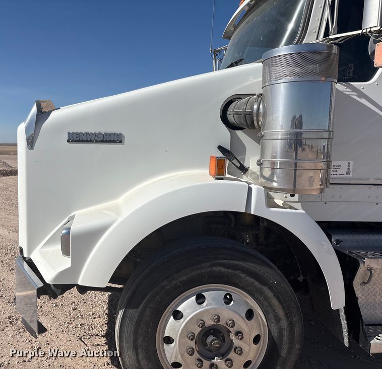 image for item DV6662 2017 Kenworth  glider kit semi truck