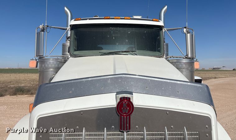 image for item DV6662 2017 Kenworth  glider kit semi truck