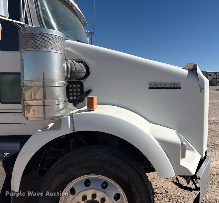 image for item DV6662 2017 Kenworth  glider kit semi truck