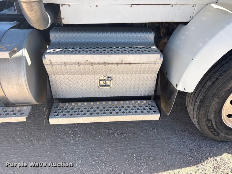 image for item DV6662 2017 Kenworth  glider kit semi truck