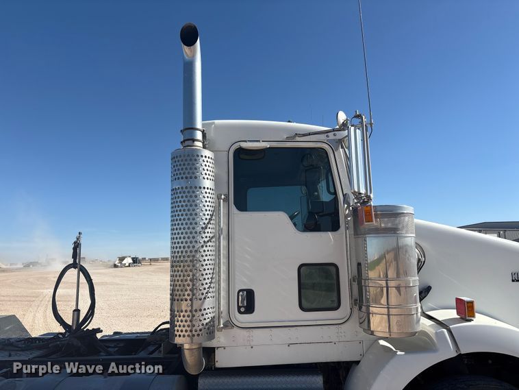 image for item DV6662 2017 Kenworth  glider kit semi truck