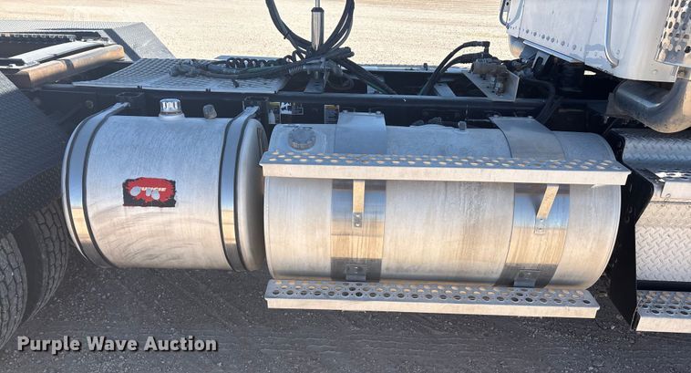 image for item DV6662 2017 Kenworth  glider kit semi truck