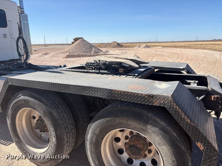 image for item DV6662 2017 Kenworth  glider kit semi truck