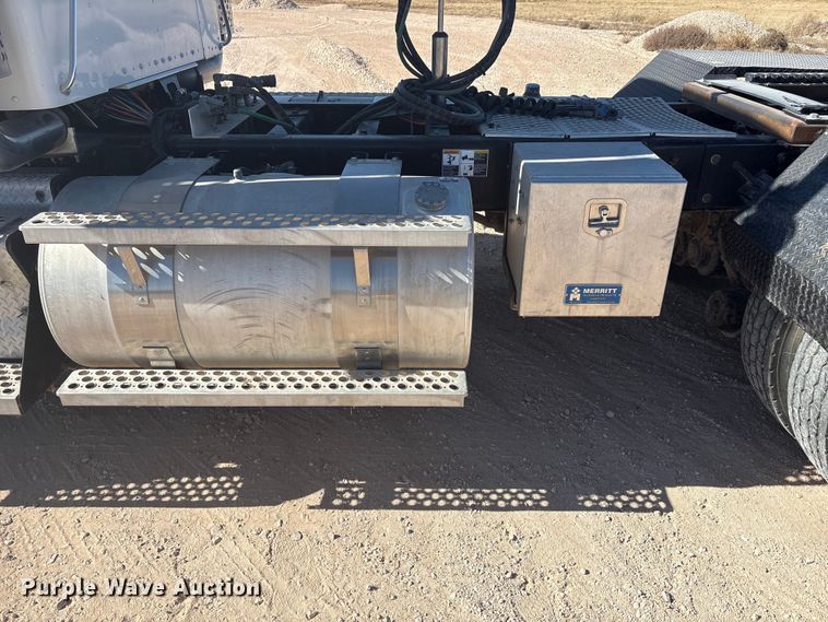 image for item DV6662 2017 Kenworth  glider kit semi truck