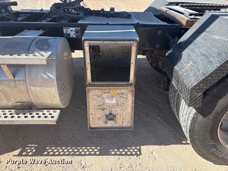 image for item DV6662 2017 Kenworth  glider kit semi truck