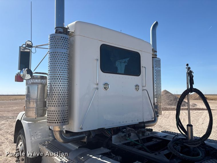 image for item DV6662 2017 Kenworth  glider kit semi truck