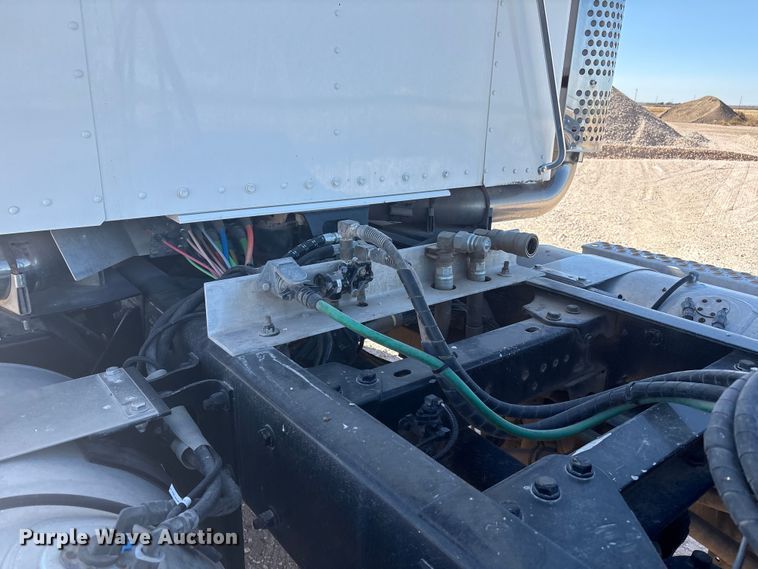 image for item DV6662 2017 Kenworth  glider kit semi truck