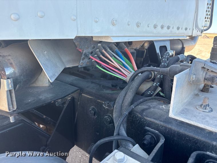 image for item DV6662 2017 Kenworth  glider kit semi truck