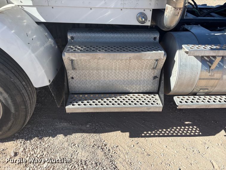 image for item DV6662 2017 Kenworth  glider kit semi truck