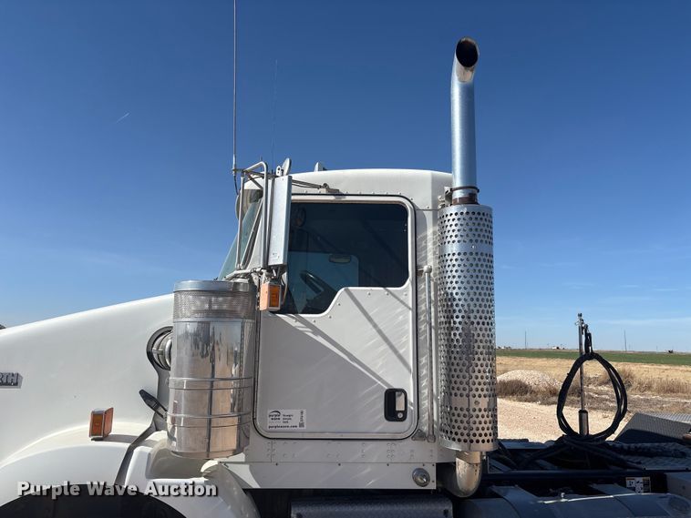 image for item DV6662 2017 Kenworth  glider kit semi truck