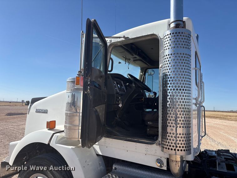 image for item DV6662 2017 Kenworth  glider kit semi truck