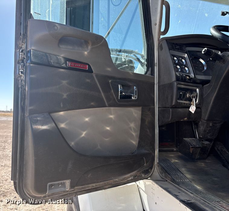 image for item DV6662 2017 Kenworth  glider kit semi truck