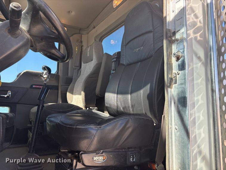 image for item DV6662 2017 Kenworth  glider kit semi truck