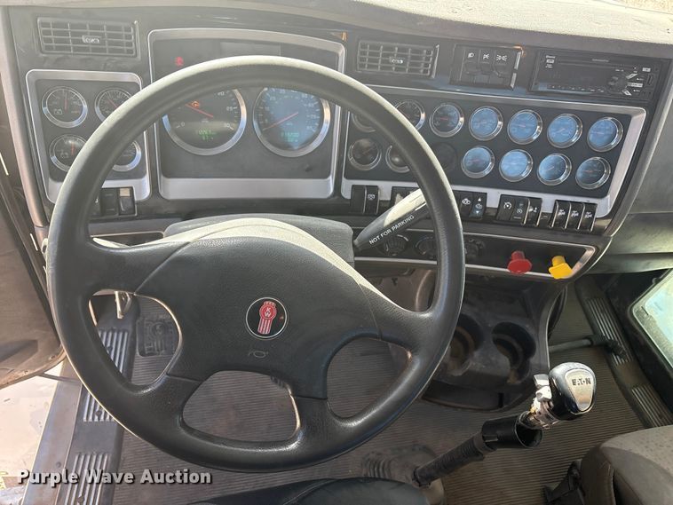 image for item DV6662 2017 Kenworth  glider kit semi truck