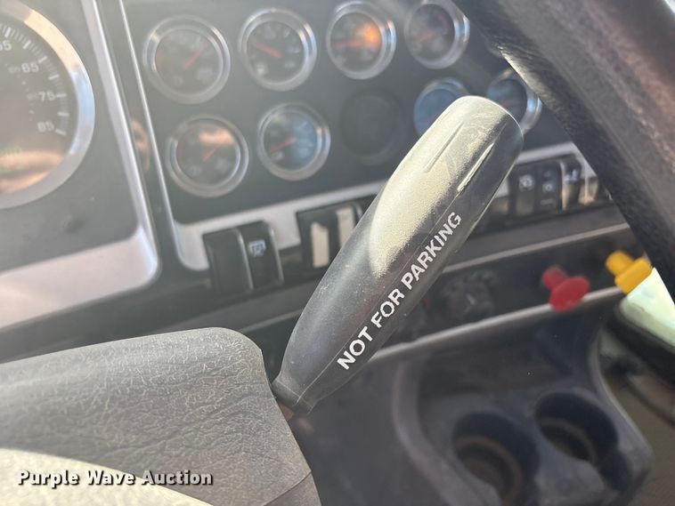 image for item DV6662 2017 Kenworth  glider kit semi truck