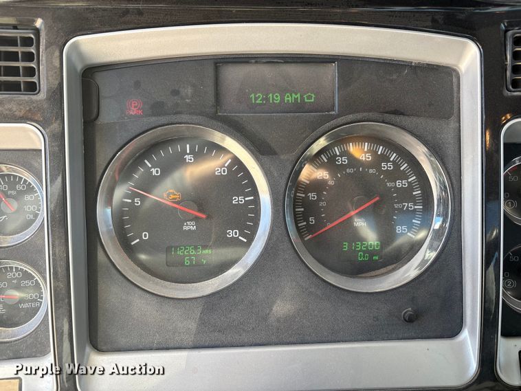 image for item DV6662 2017 Kenworth  glider kit semi truck