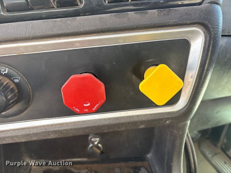 image for item DV6662 2017 Kenworth  glider kit semi truck