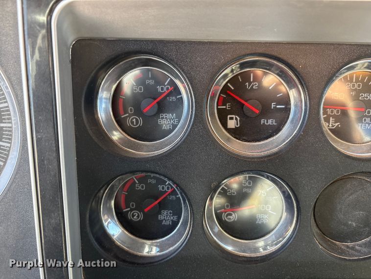 image for item DV6662 2017 Kenworth  glider kit semi truck