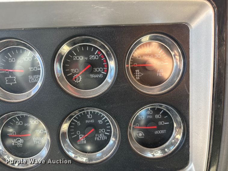 image for item DV6662 2017 Kenworth  glider kit semi truck