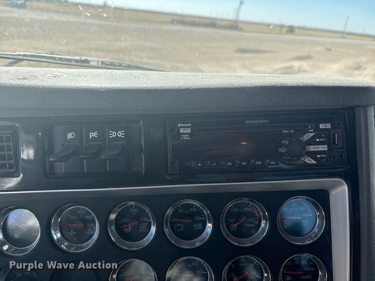 image for item DV6662 2017 Kenworth  glider kit semi truck