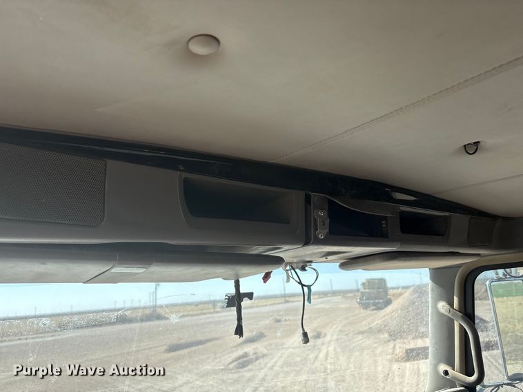 image for item DV6662 2017 Kenworth  glider kit semi truck