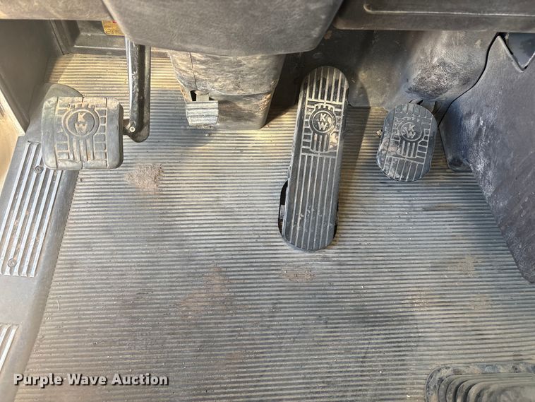 image for item DV6662 2017 Kenworth  glider kit semi truck