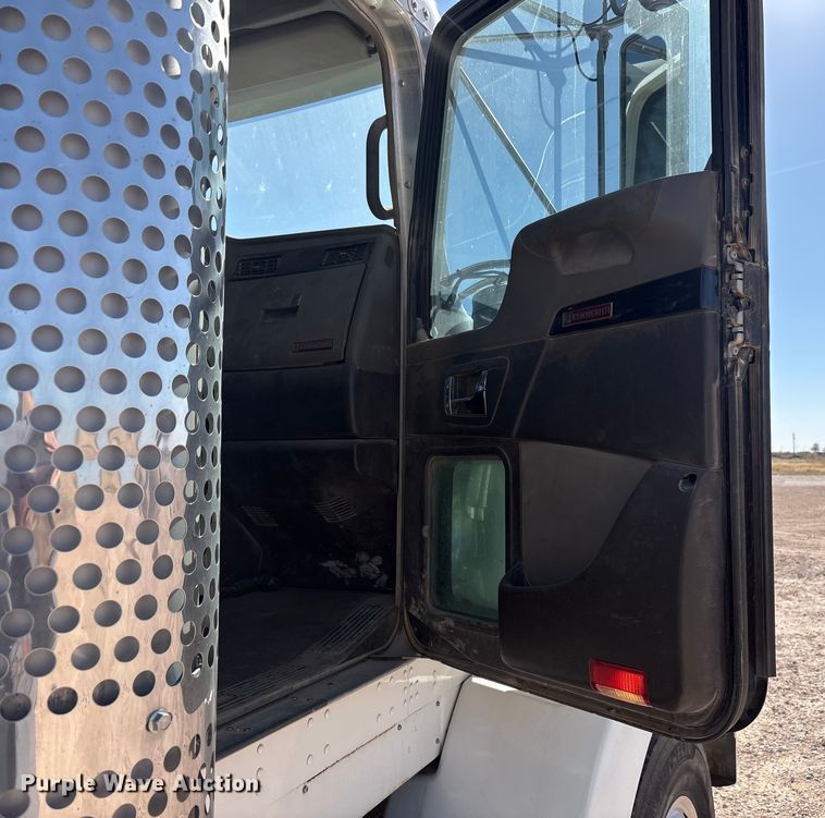 image for item DV6662 2017 Kenworth  glider kit semi truck