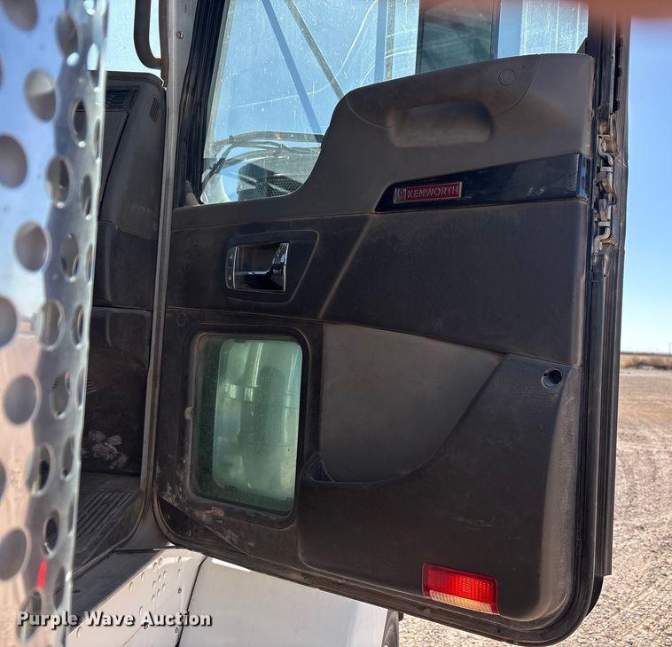 image for item DV6662 2017 Kenworth  glider kit semi truck