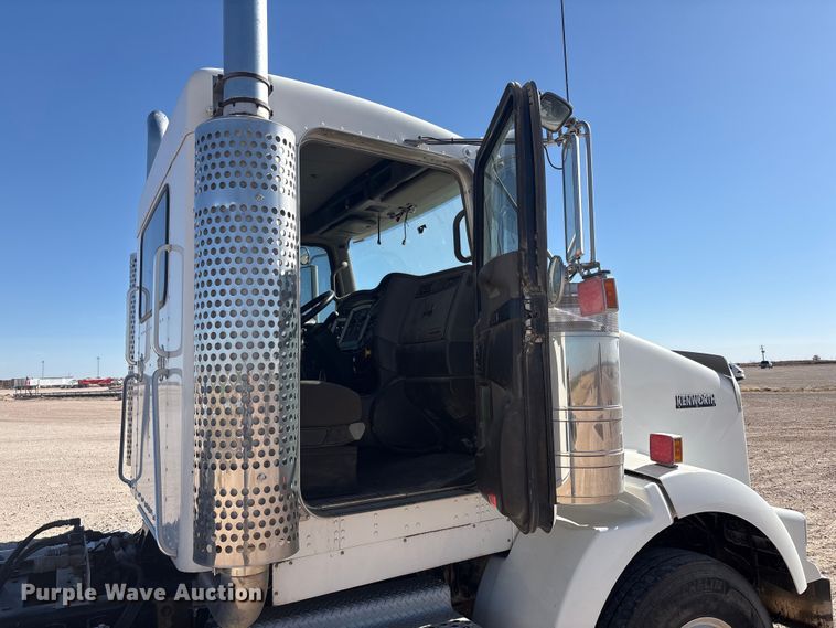 image for item DV6662 2017 Kenworth  glider kit semi truck