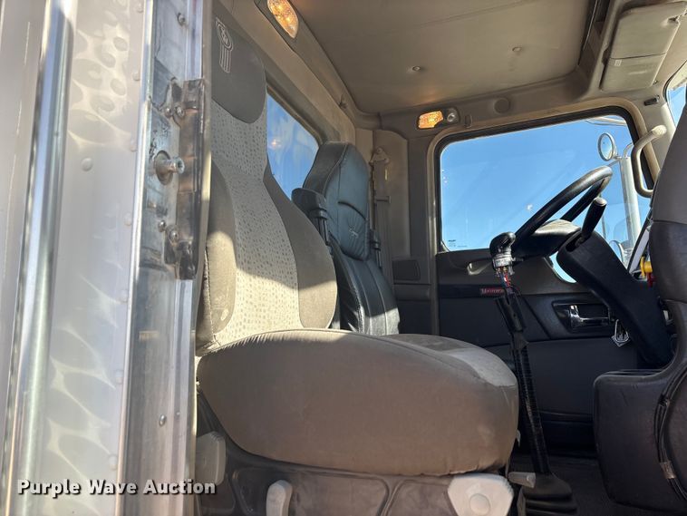 image for item DV6662 2017 Kenworth  glider kit semi truck