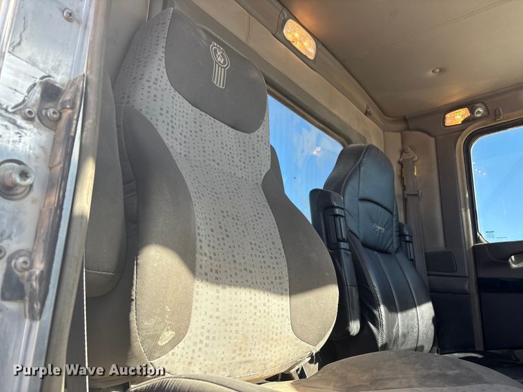 image for item DV6662 2017 Kenworth  glider kit semi truck