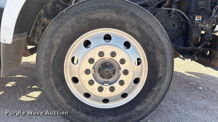 image for item DV6662 2017 Kenworth  glider kit semi truck