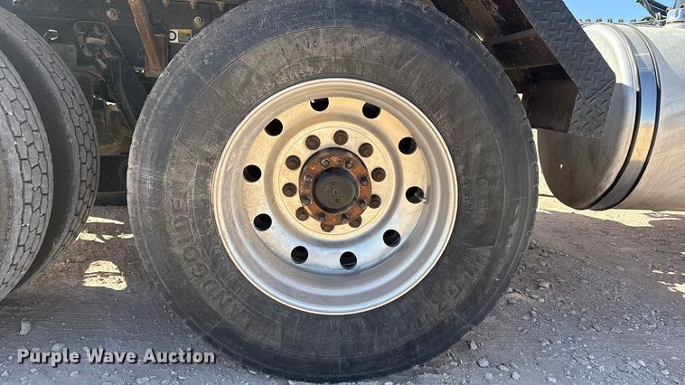 image for item DV6662 2017 Kenworth  glider kit semi truck