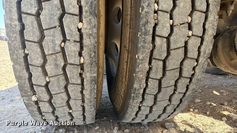 image for item DV6662 2017 Kenworth  glider kit semi truck