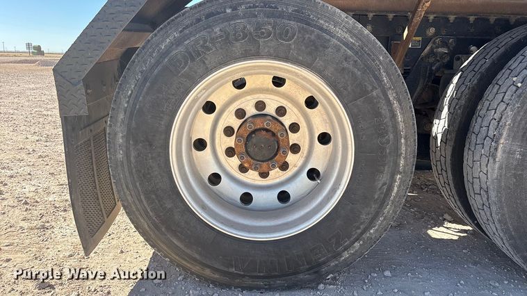 image for item DV6662 2017 Kenworth  glider kit semi truck