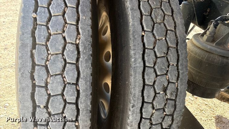 image for item DV6662 2017 Kenworth  glider kit semi truck