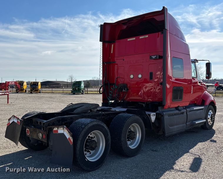 image for item DW7387 2014 International LF687 semi truck