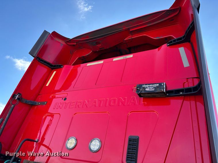 image for item DW7387 2014 International LF687 semi truck